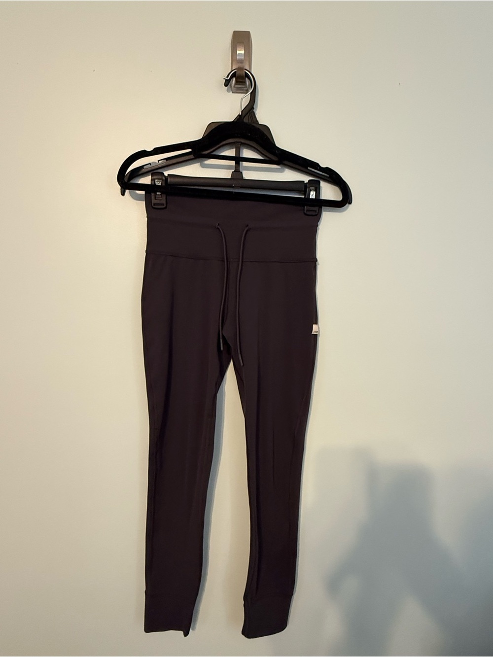 Vuori daily legging in charcoal